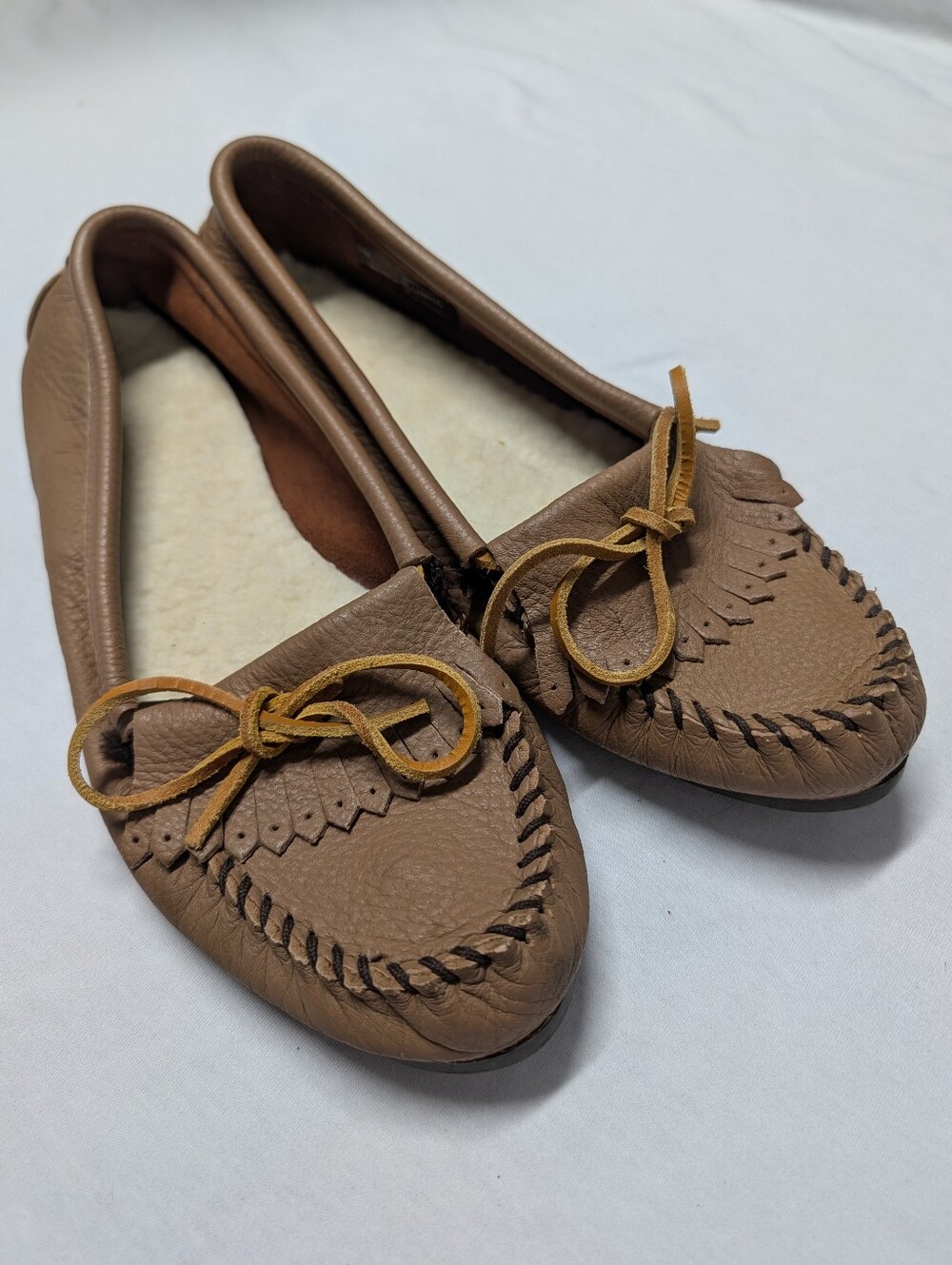 Minnetonka Women’s Brown Deerskin Leather Moccasins with Bow Accent Size 11 NWOT